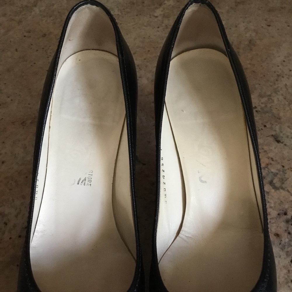 Vintage Salvatore Ferragamo Black Leather Pumps - Picture 5 of 12